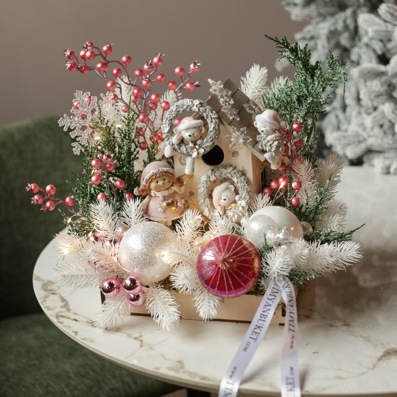 008. Новогодняя композиция с домиком, девочкой и медвежатами