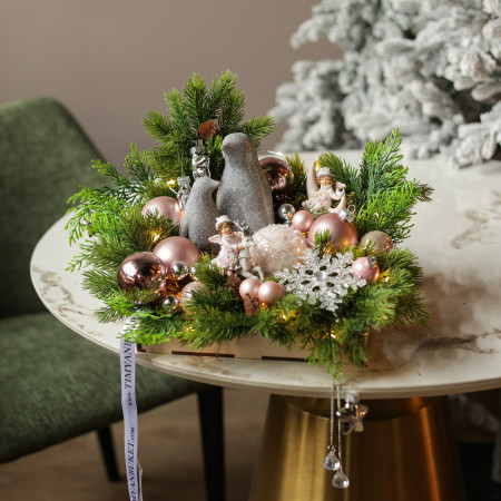 009. Новогодняя композиция с блестящими медведями, лунными эльфами и розовыми шариками