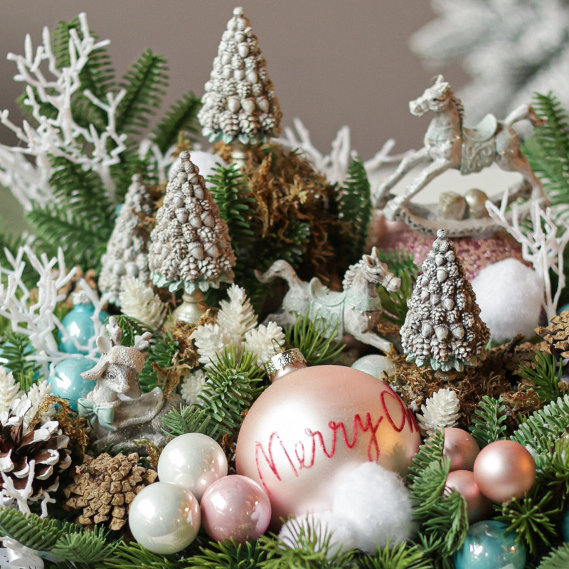 010. Новогодняя композиция с фигурками елочек, лошадок и пастельными шариками