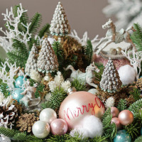 010. Новогодняя композиция с фигурками елочек, лошадок и пастельными шариками