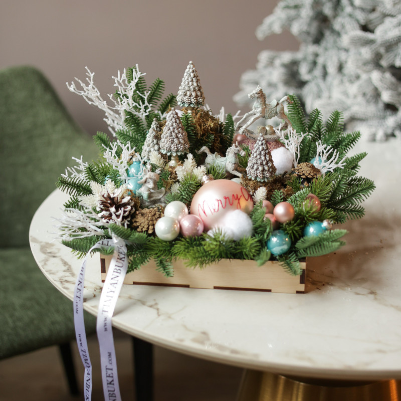 010. Новогодняя композиция с фигурками елочек, лошадок и пастельными шариками