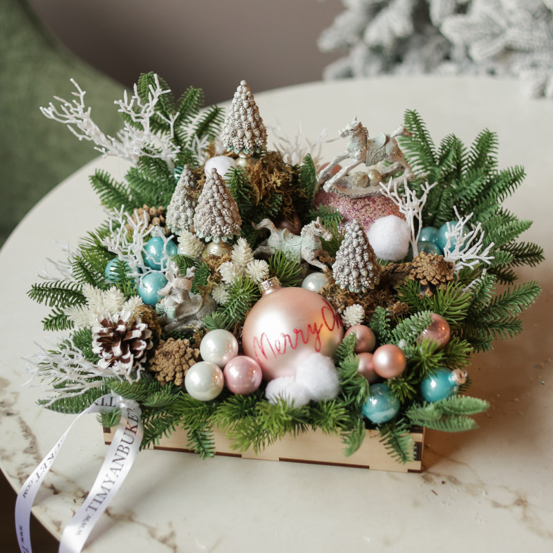 010. Новогодняя композиция с фигурками елочек, лошадок и пастельными шариками