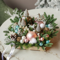 010. Новогодняя композиция с фигурками елочек, лошадок и пастельными шариками