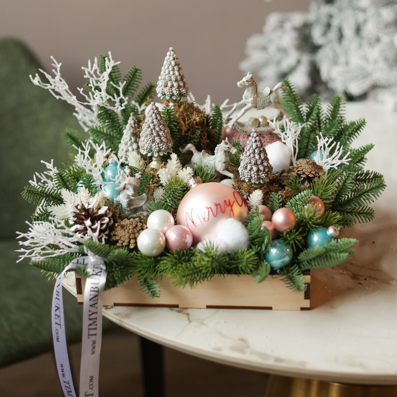 010. Новогодняя композиция с фигурками елочек, лошадок и пастельными шариками