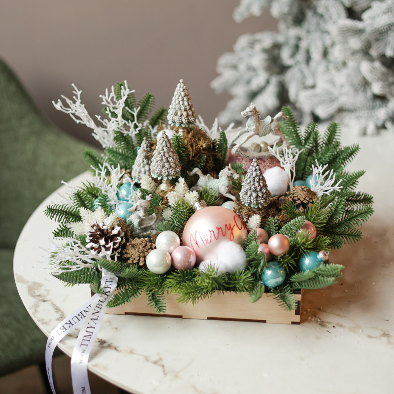 010. Новогодняя композиция с фигурками елочек, лошадок и пастельными шариками