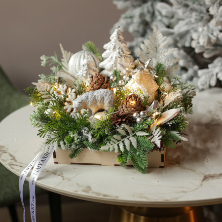 013. Новогодняя композиция с домиком и фигуркой белого медведя