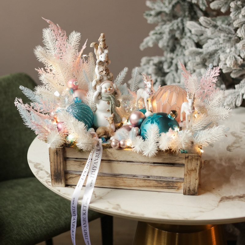 014. Новогодняя композиция с белой хвоей и розово-голубым декором