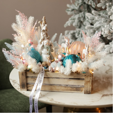 014. Новогодняя композиция с белой хвоей и розово-голубым декором