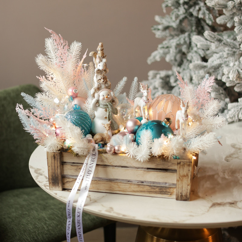 014. Новогодняя композиция с белой хвоей и розово-голубым декором