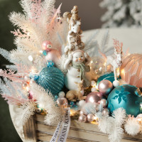 014. Новогодняя композиция с белой хвоей и розово-голубым декором