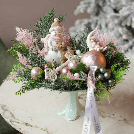 015. Новогодняя композиция с розовым декором со снеговиком и олененком на парящей подставке