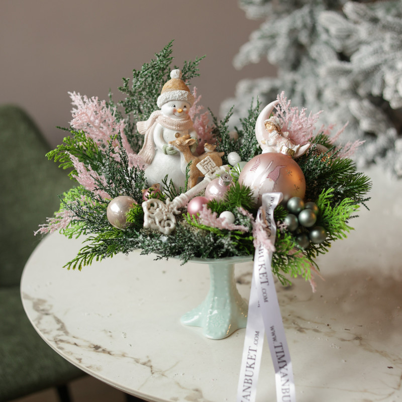 015. Новогодняя композиция с розовым декором со снеговиком и олененком на парящей подставке