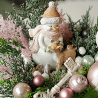 015. Новогодняя композиция с розовым декором со снеговиком и олененком на парящей подставке