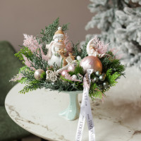 015. Новогодняя композиция с розовым декором со снеговиком и олененком на парящей подставке