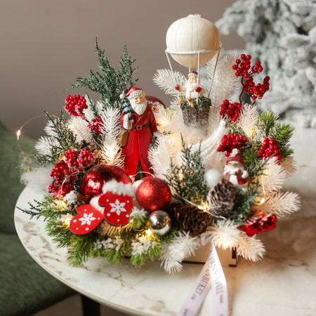 016. Новогодняя композиция с красно-белым декором и фигуркой Деда Мороза