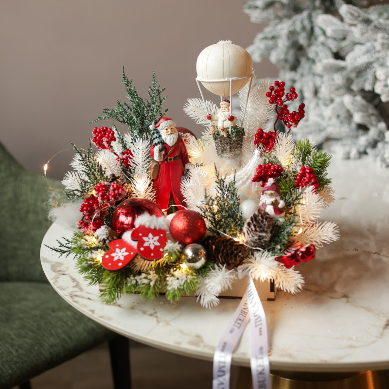 016. Новогодняя композиция с красно-белым декором и фигуркой Деда Мороза