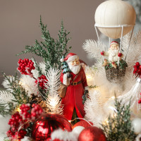 016. Новогодняя композиция с красно-белым декором и фигуркой Деда Мороза