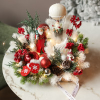 016. Новогодняя композиция с красно-белым декором и фигуркой Деда Мороза