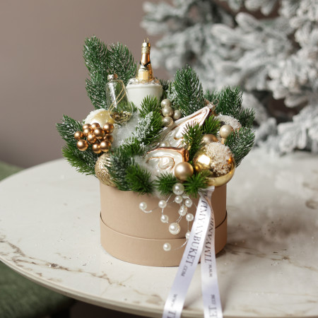 018. Новогодняя искрящаяся композиция с шампанским и устрицами