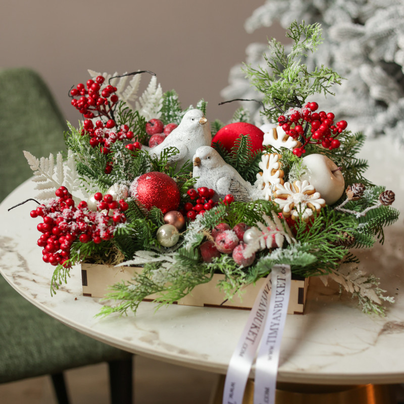 019. Новогодняя композиция с бело-красным декором и двумя белыми птицами