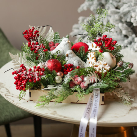 019. Новогодняя композиция с бело-красным декором и двумя белыми птицами