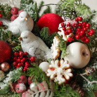 019. Новогодняя композиция с бело-красным декором и двумя белыми птицами