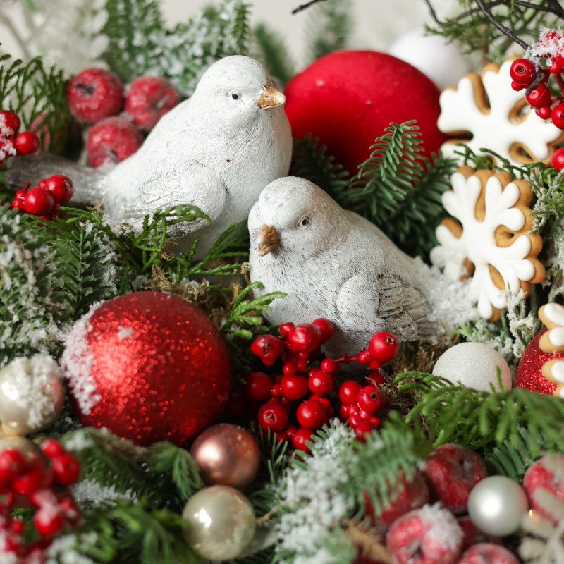 019. Новогодняя композиция с бело-красным декором и двумя белыми птицами