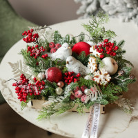 019. Новогодняя композиция с бело-красным декором и двумя белыми птицами