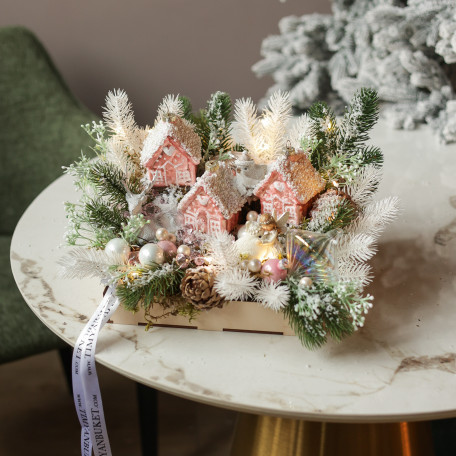 020. Новогодняя композиция с тремя розовыми пряничными домиками