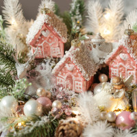 020. Новогодняя композиция с тремя розовыми пряничными домиками