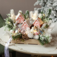 020. Новогодняя композиция с тремя розовыми пряничными домиками