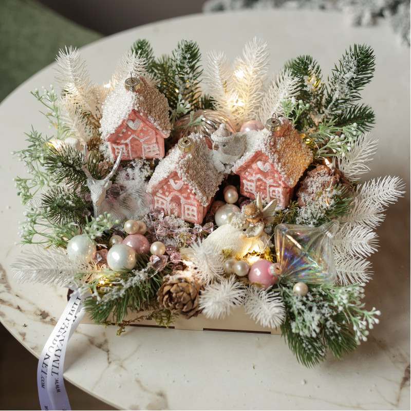 020. Новогодняя композиция с тремя розовыми пряничными домиками