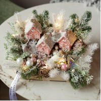 020. Новогодняя композиция с тремя розовыми пряничными домиками