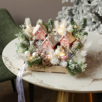 020. Новогодняя композиция с тремя розовыми пряничными домиками