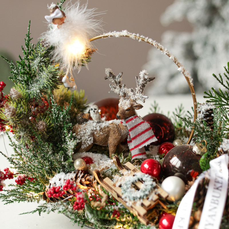 021. Новогодняя композиция на подносе с фигуркой оленя и феечкой на золотом обруче