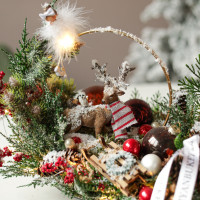 021. Новогодняя композиция на подносе с фигуркой оленя и феечкой на золотом обруче