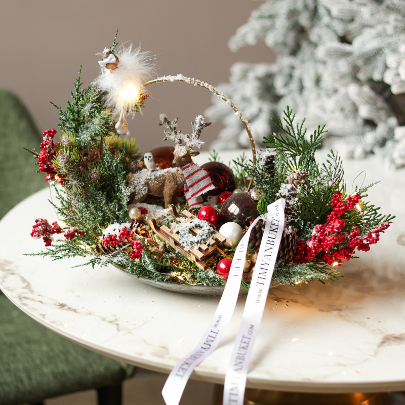 021. Новогодняя композиция на подносе с фигуркой оленя и феечкой на золотом обруче