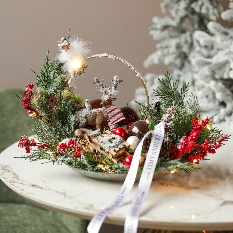 021. Новогодняя композиция на подносе с фигуркой оленя и феечкой на золотом обруче