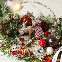 021. Новогодняя композиция на подносе с фигуркой оленя и феечкой на золотом обруче