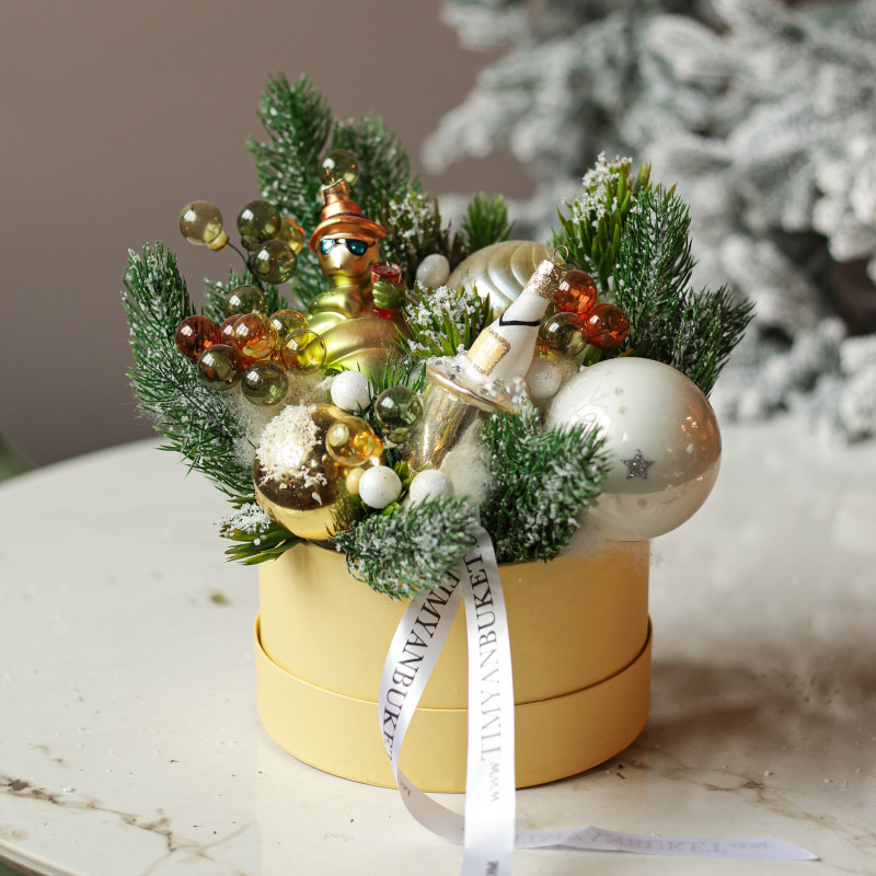 022. Новогодняя композиция в коробочке с шампанским и змейкой