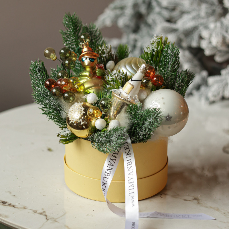 022. Новогодняя композиция в коробочке с шампанским и змейкой