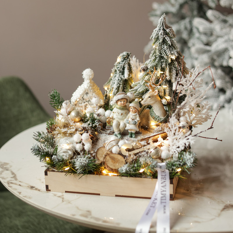 023. Новогодняя композиция с бело-золотым декором с фигуркой оленя и деток
