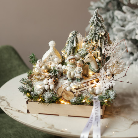 023. Новогодняя композиция с бело-золотым декором с фигуркой оленя и деток