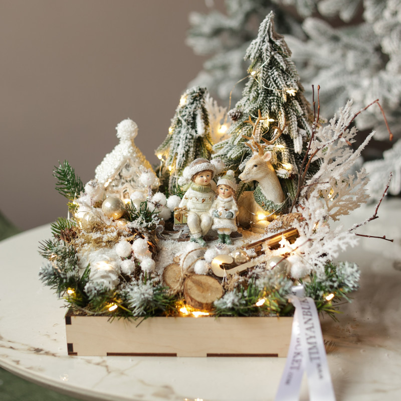 023. Новогодняя композиция с бело-золотым декором с фигуркой оленя и деток
