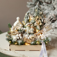 023. Новогодняя композиция с бело-золотым декором с фигуркой оленя и деток