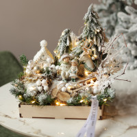 023. Новогодняя композиция с бело-золотым декором с фигуркой оленя и деток