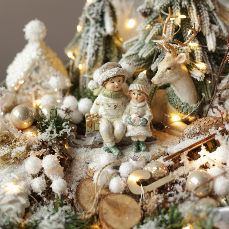 023. Новогодняя композиция с бело-золотым декором с фигуркой оленя и деток