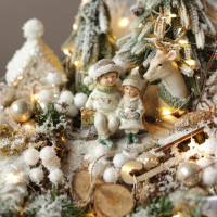 023. Новогодняя композиция с бело-золотым декором с фигуркой оленя и деток