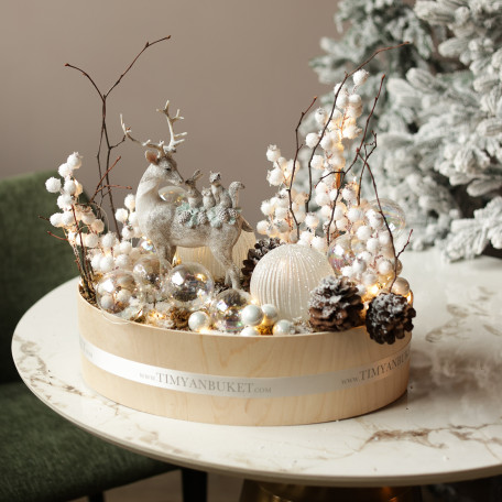 024. Новогодняя композиция с белым декором с фигуркой оленя и прозрачными шариками