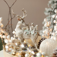 024. Новогодняя композиция с белым декором с фигуркой оленя и прозрачными шариками